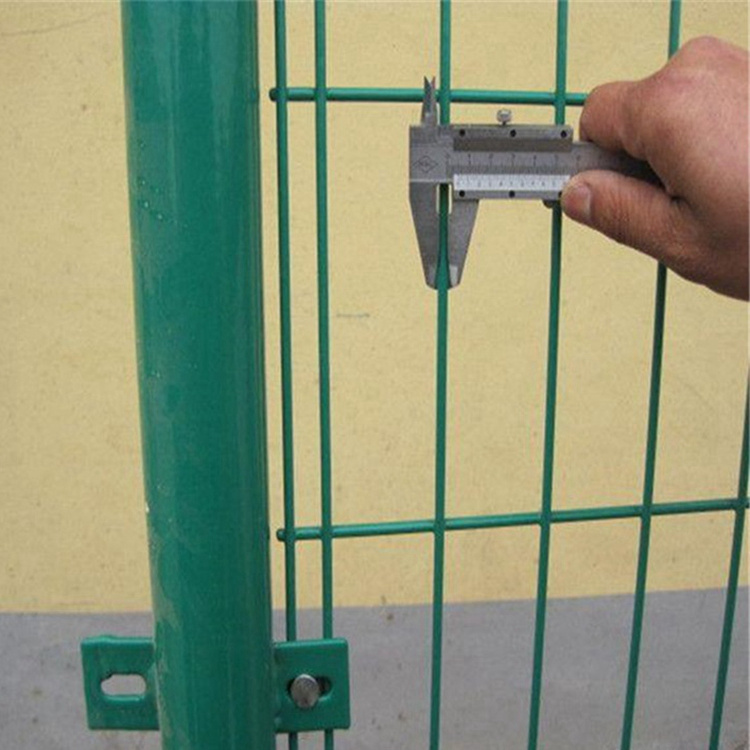 雙邊絲護欄網用在高速公路上也是比較廣泛的